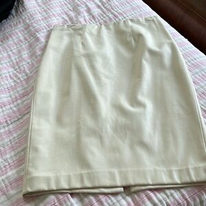 Ann Taylor size 6 cream leather like skinny skirt … pristine